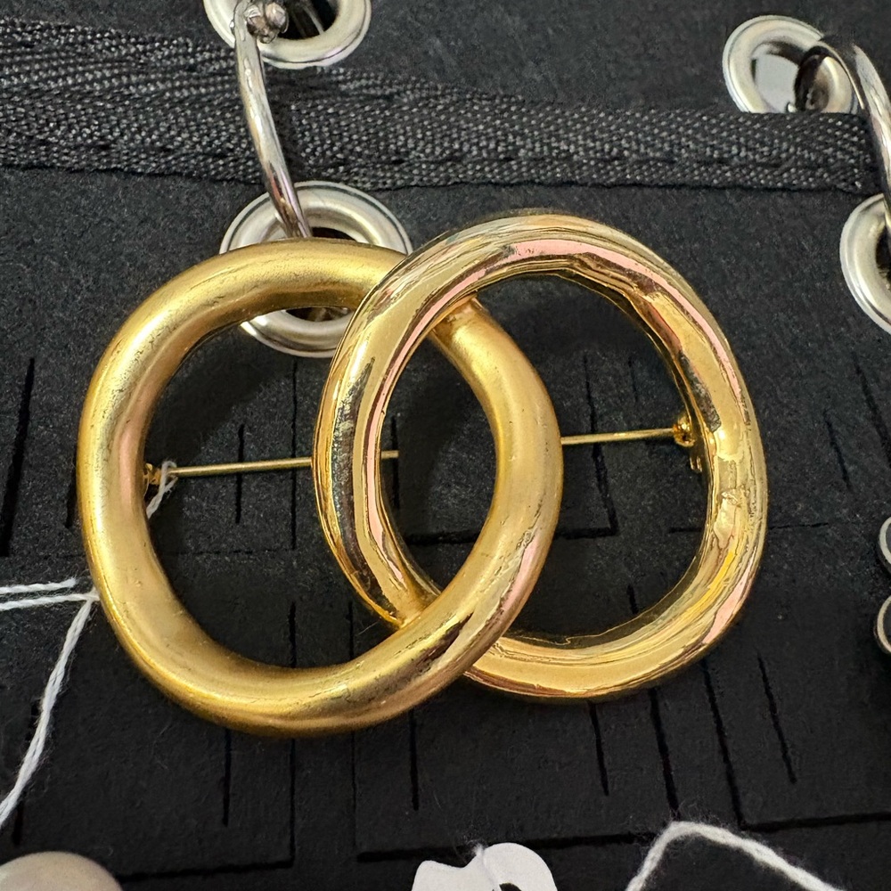 P60 Vintage unsigned Nina Ricci Gold Interlocking Circle Brooch